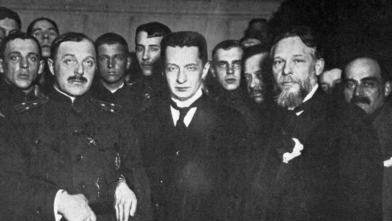 8 июля 1917 года 36‑летний Александр Керенский возглавил Временное правительство, взяв на себя ключевые министерские портфели и пытаясь проводить реформы в условиях политического и экономического кризиса.