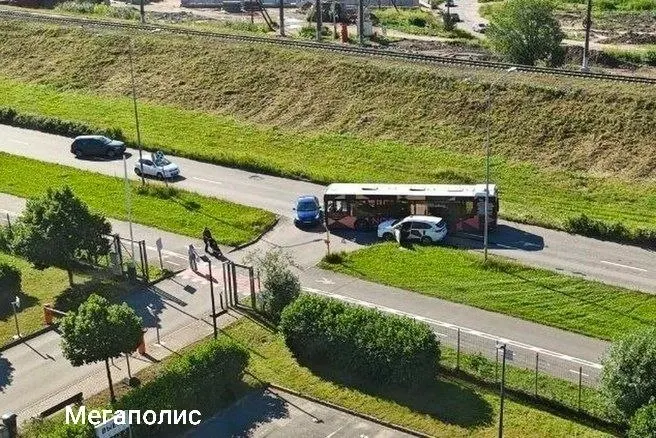Автобусы попали в ДТП на Пулковском шоссе, в Кировском районе и в Красном Селе. Значительных заторов нет — загруженность дорог около 3 баллов.