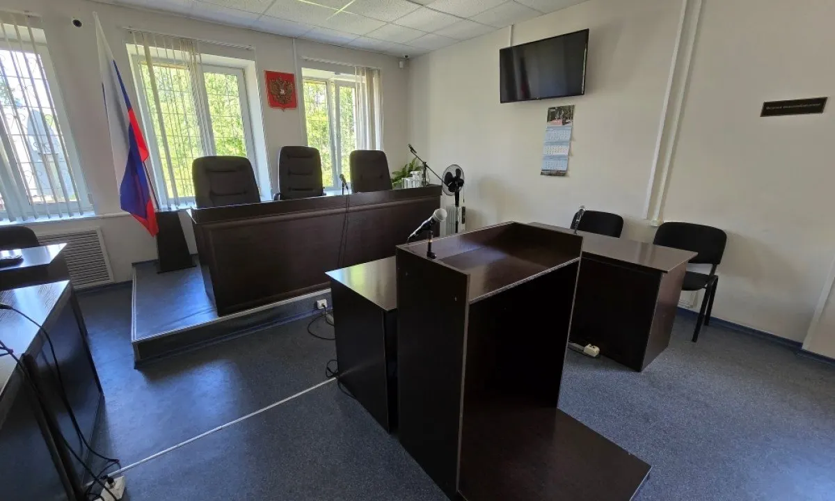 В Медвежьегорске мужчина открыл вентиль газового баллона после отказа женщин общаться. Пострадавшим пришлось спасаться, выпрыгнув из окна; суд дал 2,5 года условно.