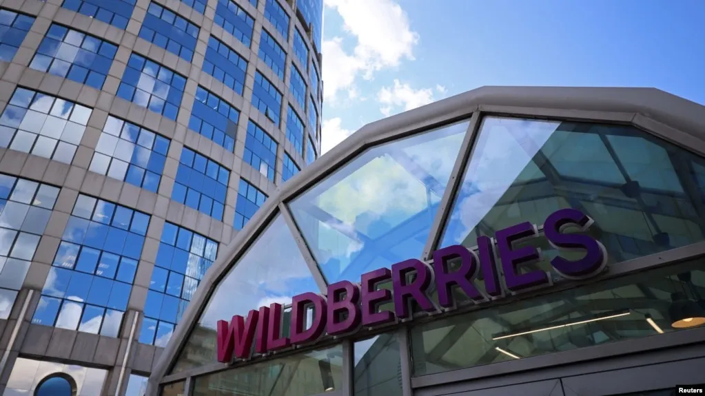 В ночь на 30 июля беспилотники атаковали склады Wildberries в Пензенской области и Удмуртии; также поступили сообщения о пожарах в Тамани. По данным Минобороны, за ночь сбито несколько сотен дронов в ряде регионов.