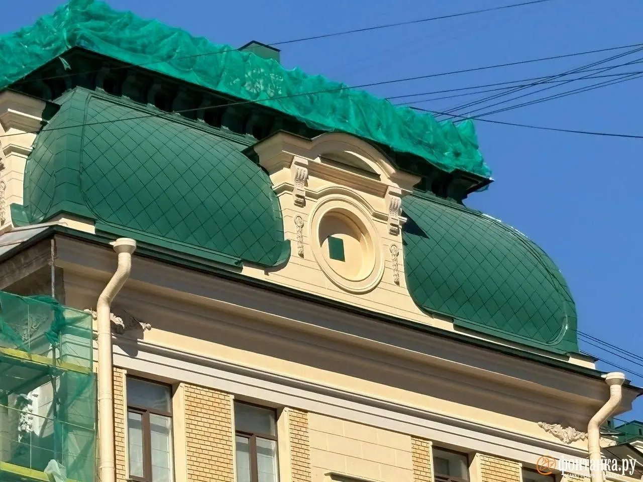 Исторический циферблат с дома Единоверческой церкви св. Николая (Марата, 22–24) временно сняли для реставрации: по информации КГИОП, около 90% элементов утрачены. Циферблат вернут, а изготовление и запуск механизма поручат управляющей организации.