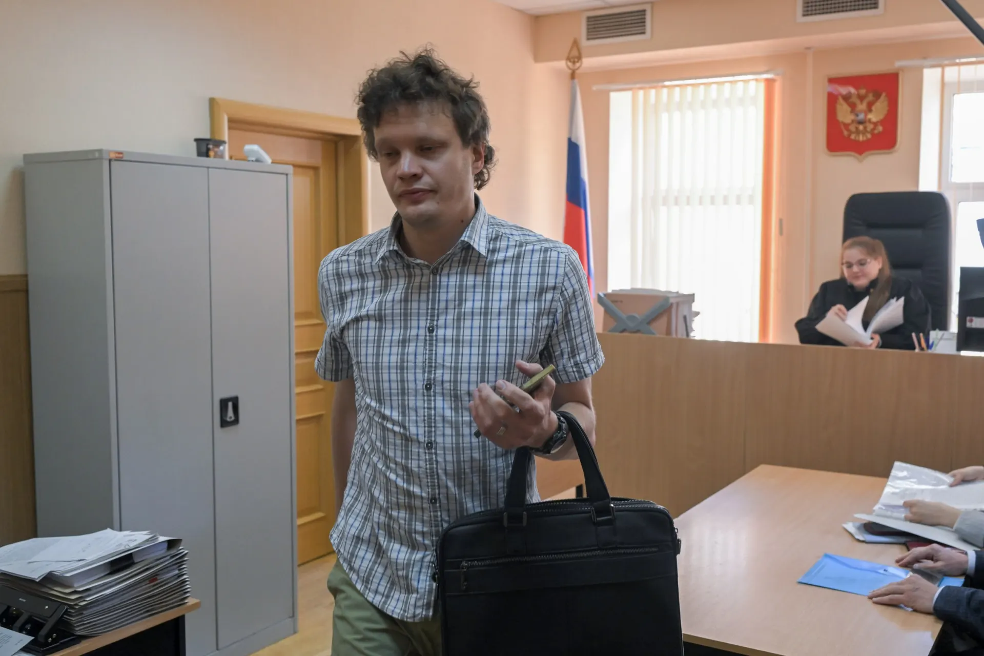 Городской Центр СПИД в Санкт‑Петербурге отказал в выдаче бесплатных препаратов иногороднему пациенту из‑за отсутствия петербургской регистрации. «Благотворительная больница» обеспечила лекарства и обжаловала отказ в суде.