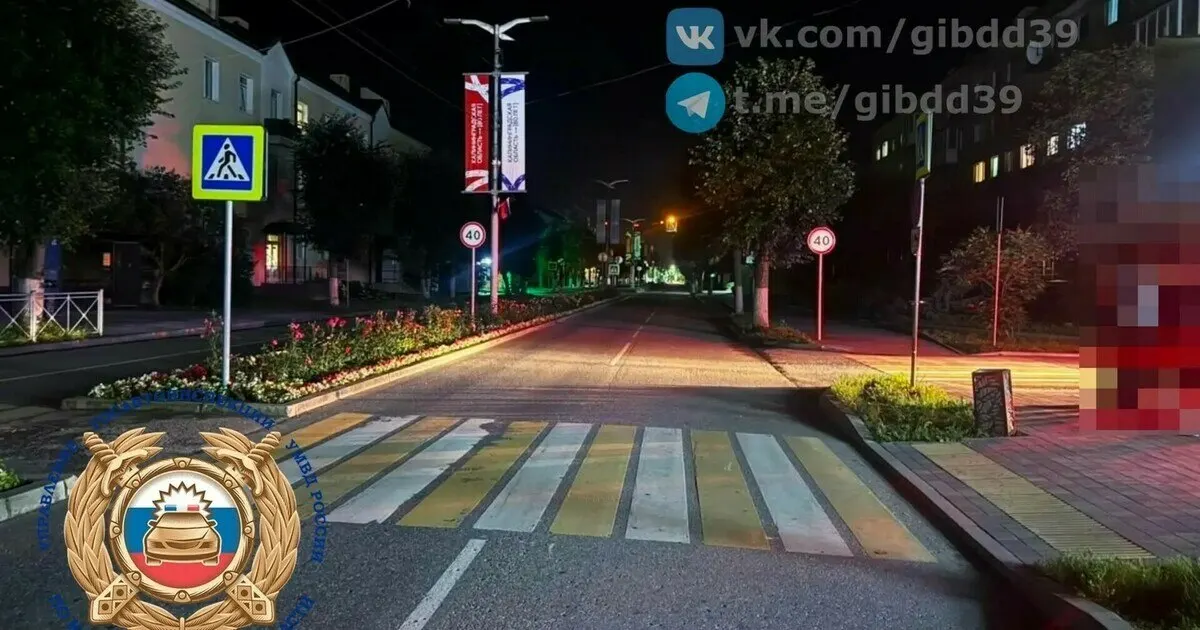 Подросток на кроссовом мотоцикле наехал на двух людей на переходе, мотоцикл опрокинулся — пассажирка и пешеходы госпитализированы.