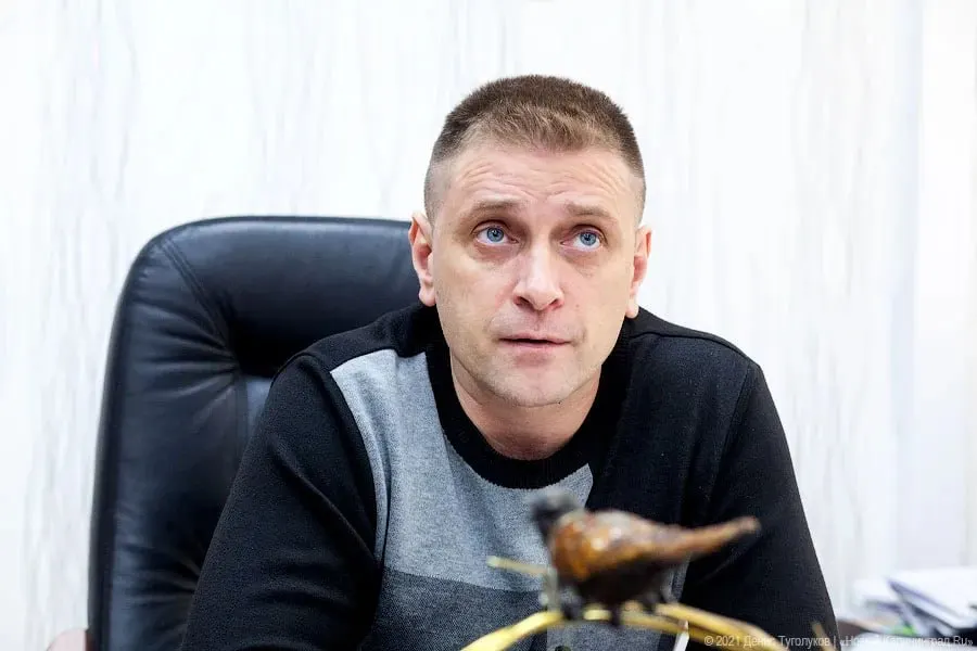 Руководитель следственного управления по Калининградской области заявил, что уголовное дело в отношении директора нацпарка продолжается и находится на завершающей стадии; мера пресечения была изменена, что позволило ему выйти на работу.