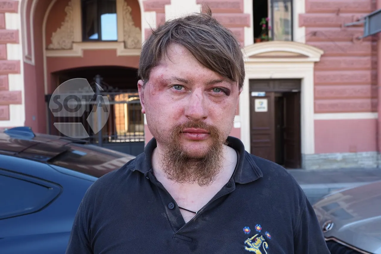 У Михайловской дачи в Петергофе задержали градозащитника Олега Мухина. Позже был задержан и глава фракции КПРФ в Законодательном собрании Ленинградской области Иван Апостолевский. Оба доставлены в 76-й отдел полиции, причины задержаний официально не названы.