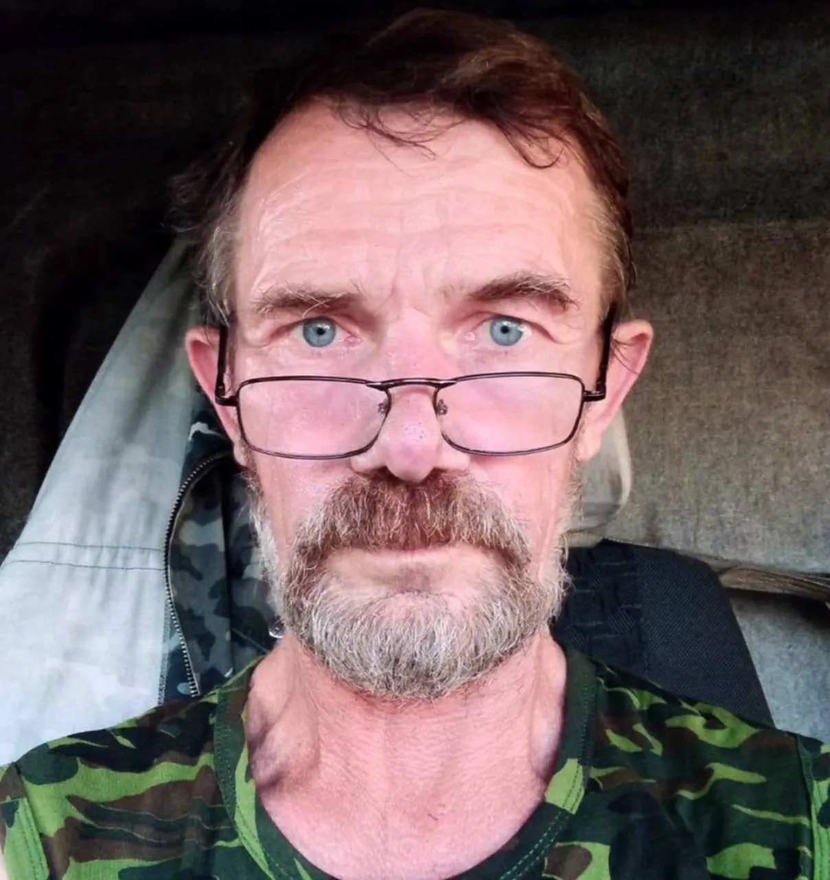 Дочь рассказывает, что 58‑летнего мужчину женили на незнакомке, он вскоре уехал на фронт и скончался — она добивается проверки возможного мошенничества и принуждения к продаже квартиры.