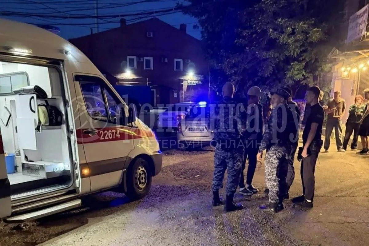 Во время ссоры в баре на Лиговском один из посетителей ударил другого осколком бокала. Подозреваемого задержала Росгвардия, потерпевшего госпитализировали.