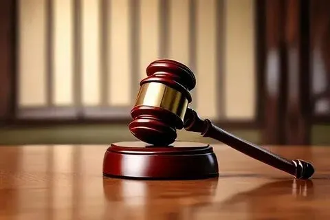 Череповецкий городской суд запретил владелице кафе заниматься общественным питанием на два года и обязал выплатить пострадавшим 1,3 млн рублей после вспышки сальмонеллёза в августе 2024 года, затронувшей более 40 человек. Экспертиза Роспотребнадзора нашла следы инфекции на оборудовании и у персонала.