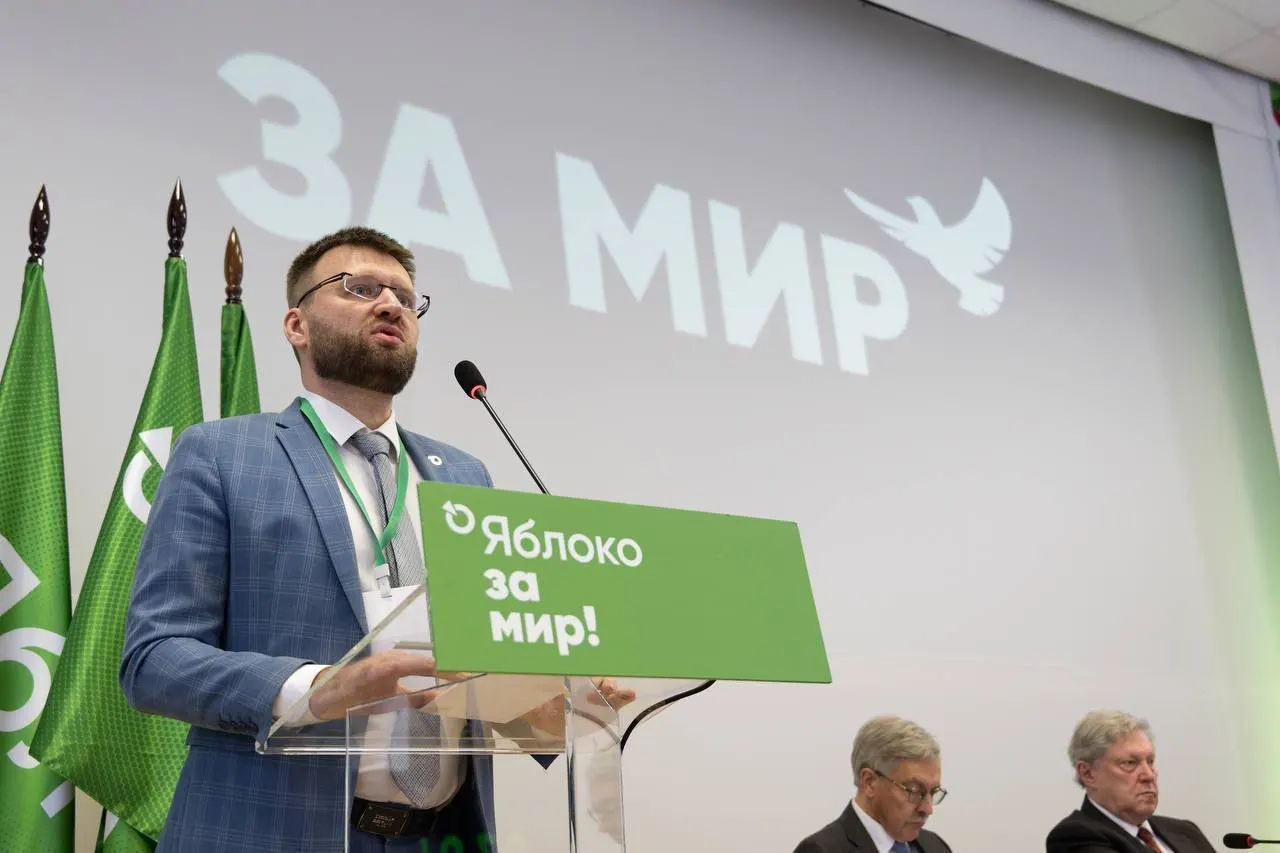 Минюст отклонил прошение о снятии с зампреда партии «Яблоко» статуса «иностранного агента», сославшись на «факты ведения политической деятельности» — от поздравления председателя до участия в видео с бумажными самолётами.