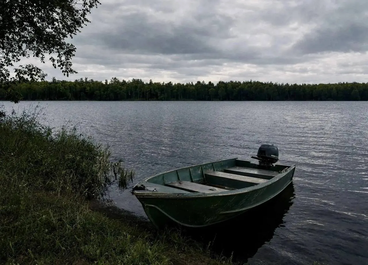 По данным следствия, 42‑летний житель Архангельска вечером сел в лодку в состоянии алкогольного опьянения и не вернулся. Тело обнаружили через двое суток, на мужчине не было спасательного жилета.