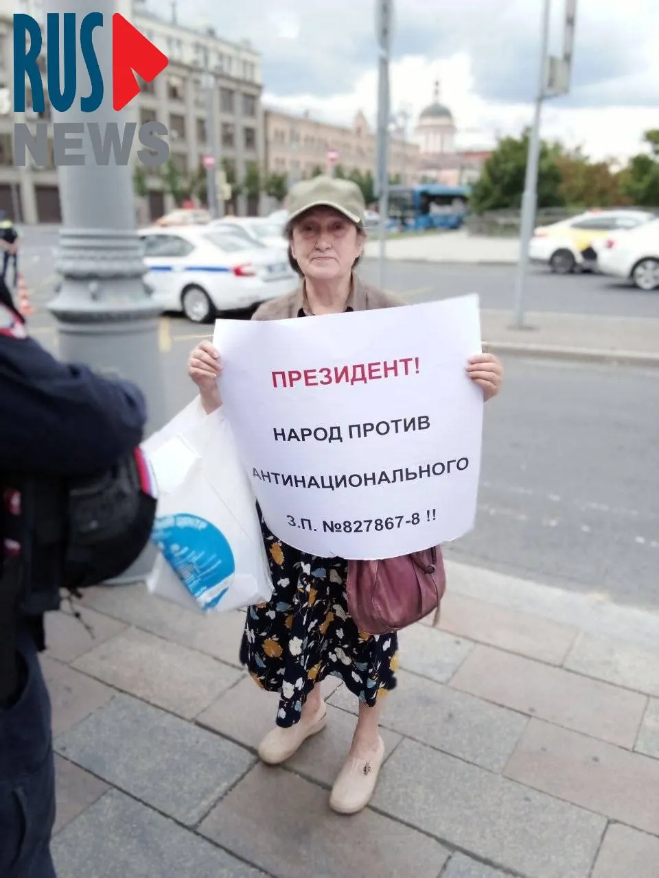 На Старой площади активистка провела одиночный пикет против законопроекта о передаче региональным властям права снимать памятники с государственной охраны; после акции её задержали полицейские.
