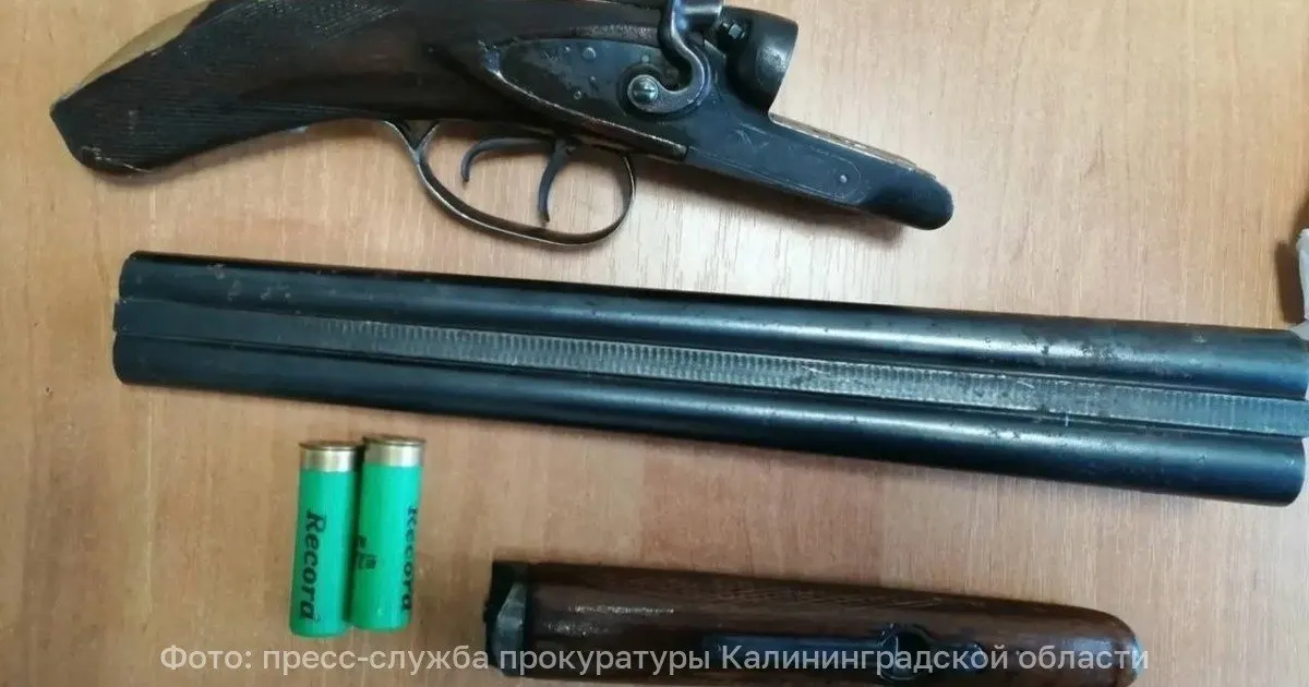 В Калининграде суд признал 44‑летнего мужчину виновным в незаконной переделке охотничьего ружья в обрез. Ему назначили 2 года 7 месяцев колонии общего режима и штраф 100 тыс. рублей.