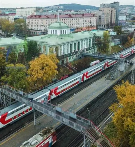 Жители Мурманска возмущены условиями на вокзале и в поездах: нет пандусов для чемоданов и колясок, различия в комфорте при одинаковой цене билета, отсутствуют платные душевые на маршруте.