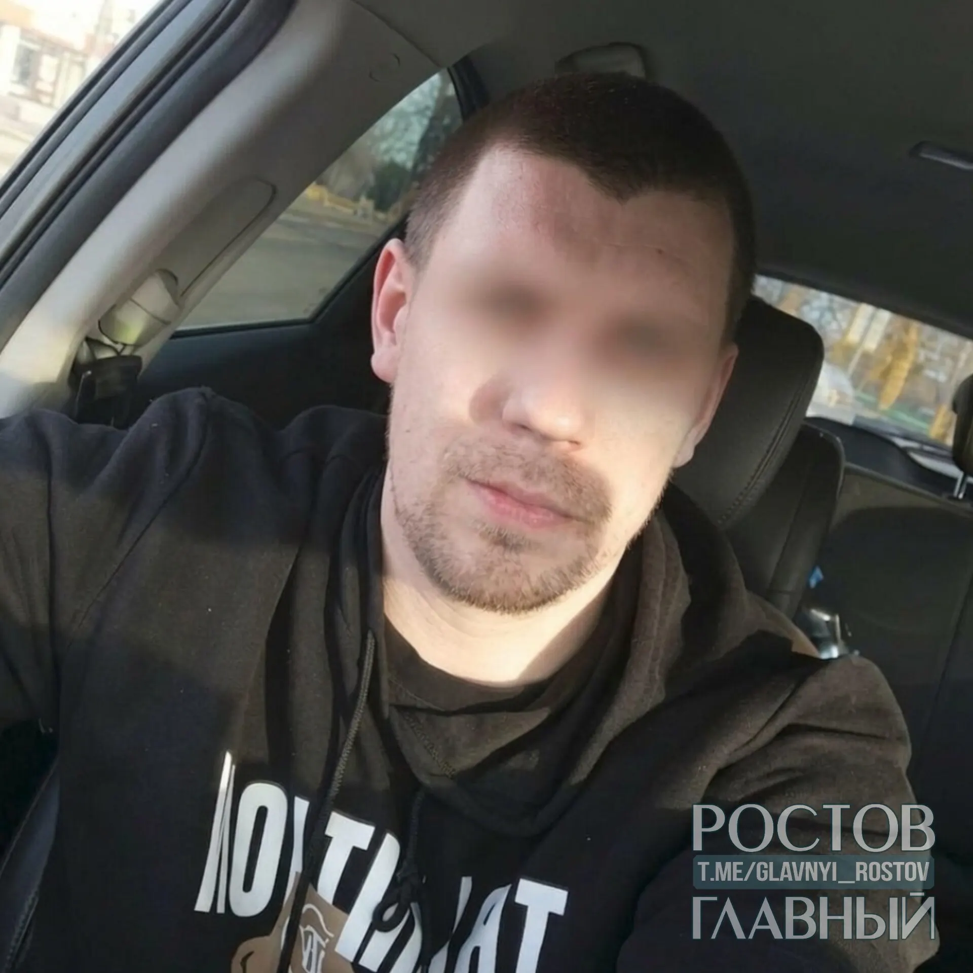 34‑летний мужчина залез в дупло клёна на высоте около четырёх метров, провёл там всю ночь с пивом; утром его вытащили спасатели и отпустили домой.