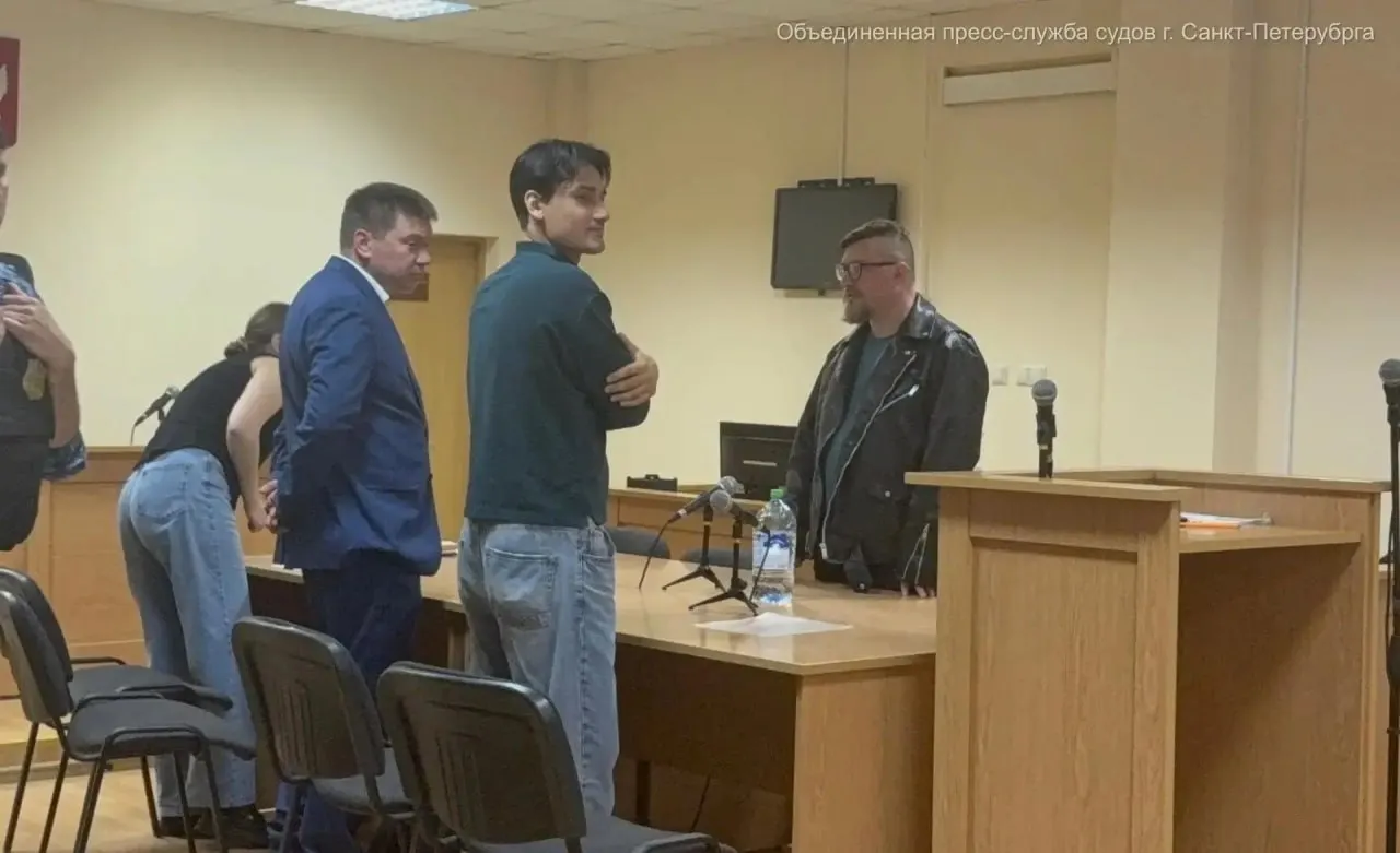 Смольнинский суд оставил в силе 10‑дневный арест главы фракции КПРФ в Заксобрании Ленинградской области по делу о демонстрации запрещённой символики. По статье 20.3 КоАП у депутата автоматически возникнет запрет на выдвижение кандидатуры в течение года.