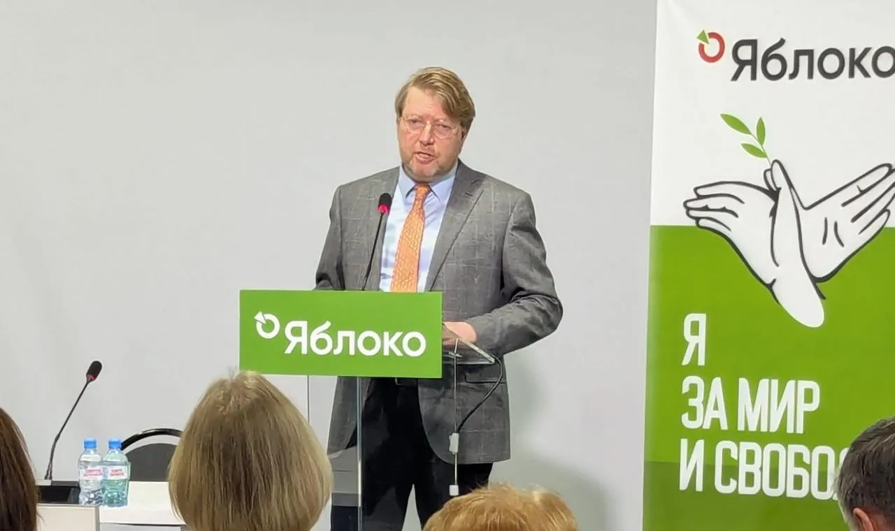 ВС подтвердил штраф Николаю Рыбакову за пост с фотографией Алексея Навального; партия намерена обжаловать решение в Конституционном суде. По той же статье уже осуждены 13 членов «Яблока».
