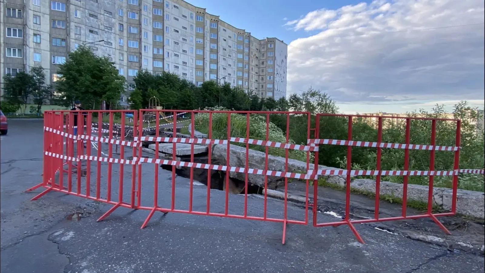 На улице Адмирала Сизова вода размыла грунт, в результате у края проезжей части образовался провал; участок ограждён, водителям и пешеходам советуют быть осторожными.