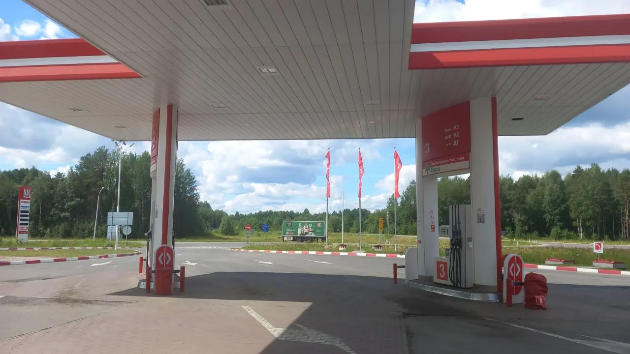 В поселке Вожега топливо отсутствует уже четыре дня; местные жители просят власти подготовить запасной план на случай, если бензовоз не приедет вовремя.
