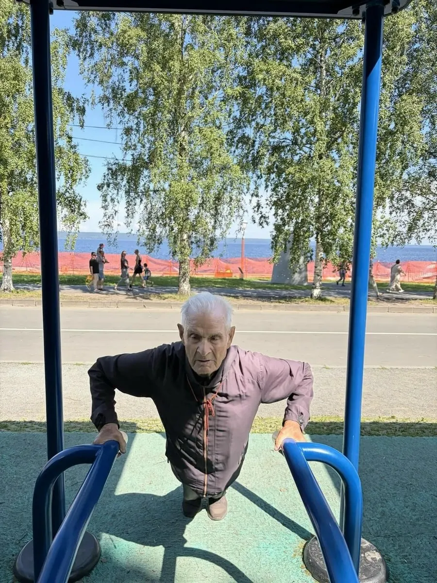 Константин Панов, участник штурма Берлина и трёхкратный чемпион СССР по пулевой стрельбе, в 100 лет регулярно тренируется на Онежской набережной и общается с молодёжью.