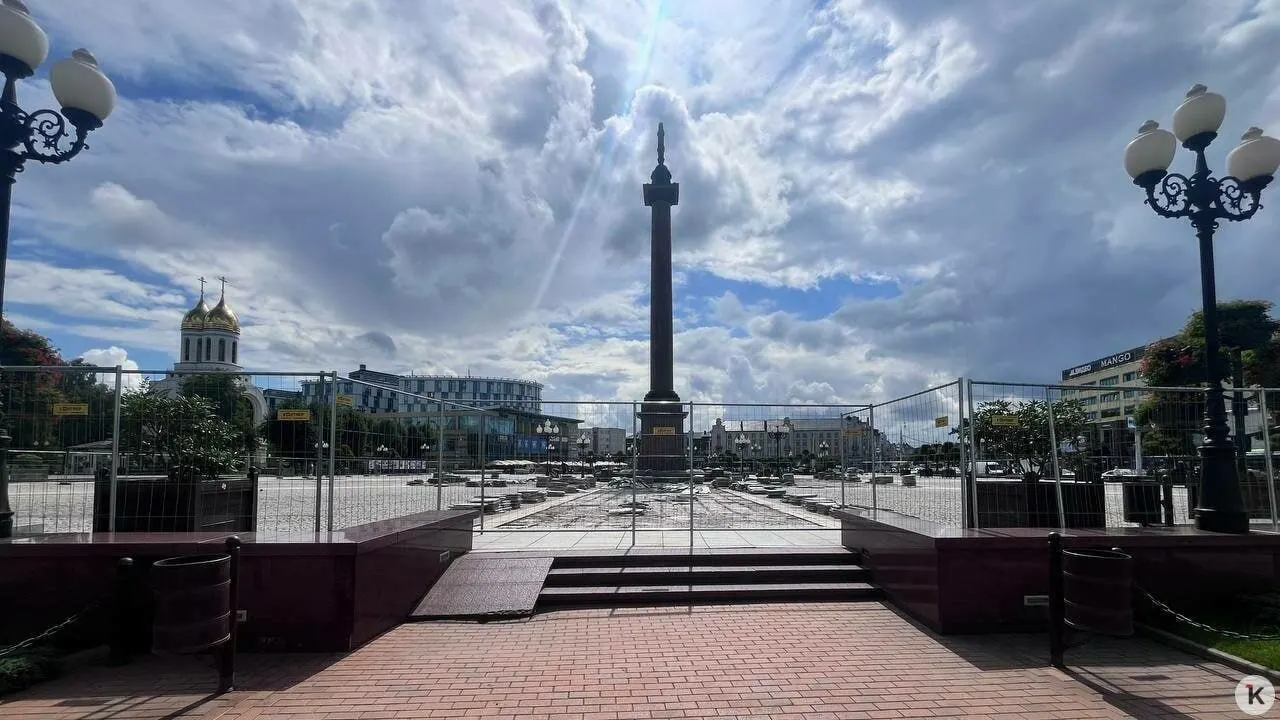 Глава администрации Калининграда Елена Дятлова заявила, что работы пришлось начать летом из‑за необходимой сухой погоды; также планируют сменить основание плитки на бетон и проверить коммуникации фонтанов.