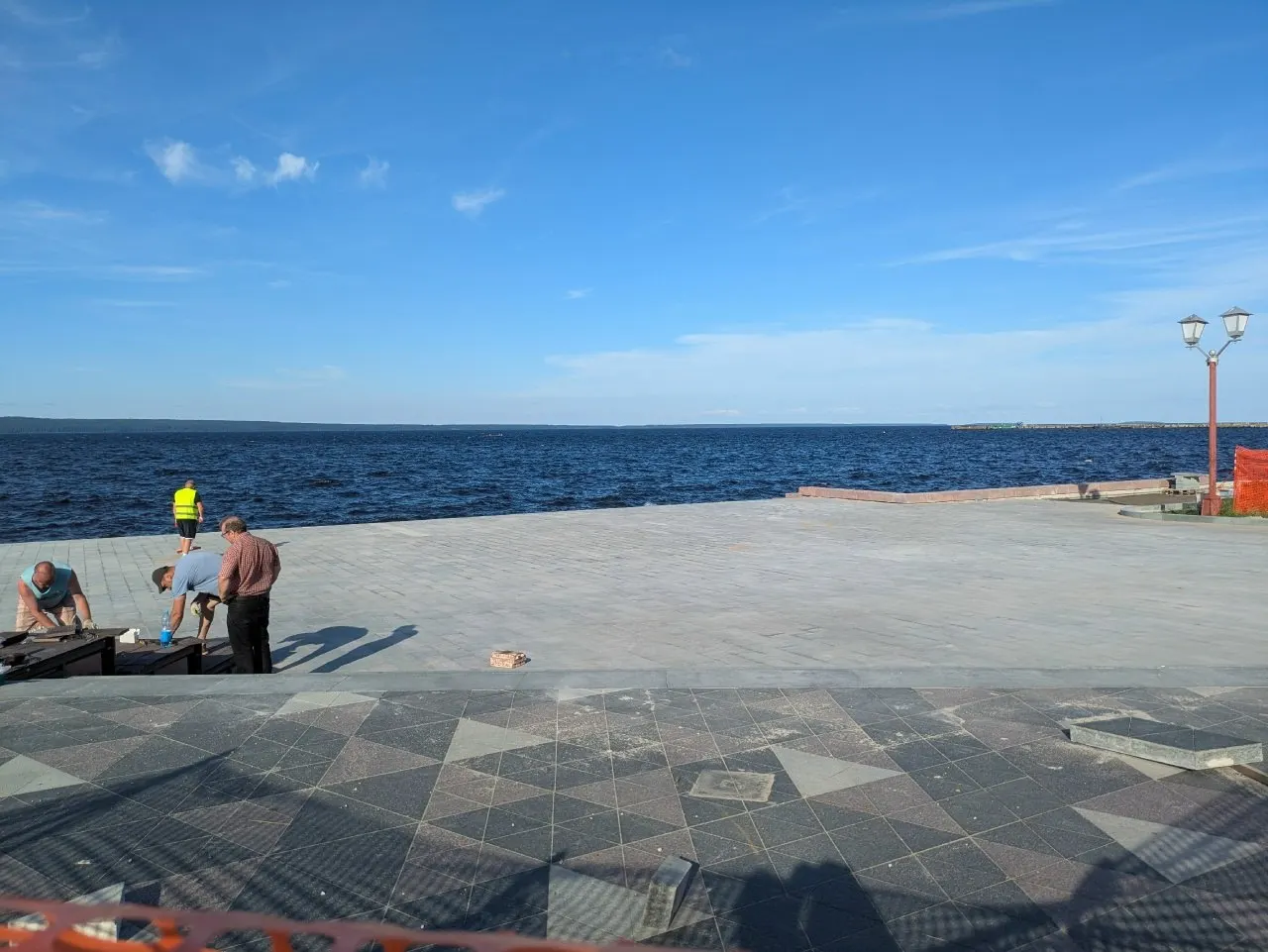 В Петрозаводске продолжается реконструкция части Онежской набережной: работники меняют отделочные материалы, восстанавливают Ротонду и готовят зону отдыха — часть работ не успели завершить ко Дню города.