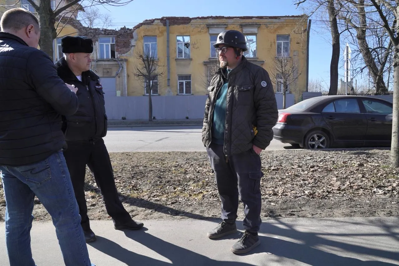 Градозащитнику Олегу Мухину и депутату Ивану Апостолевскому вменяют административную статью (ч. 1 ст. 20.3 КоАП РФ). Оба задержаны и находятся в отделе полиции; ранее Апостолевского уже арестовывали по похожему эпизоду.