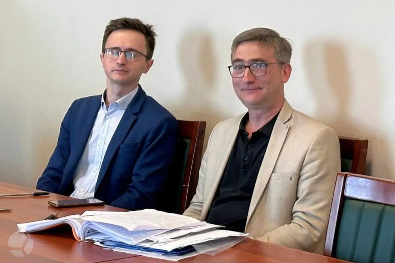 Санкт‑Петербургский городской суд оставил в силе штраф по статье о «демонстрации экстремистской символики» и окончательно запретил Шишлову баллотироваться; защита считает обвинения голословными и политически мотивированными.