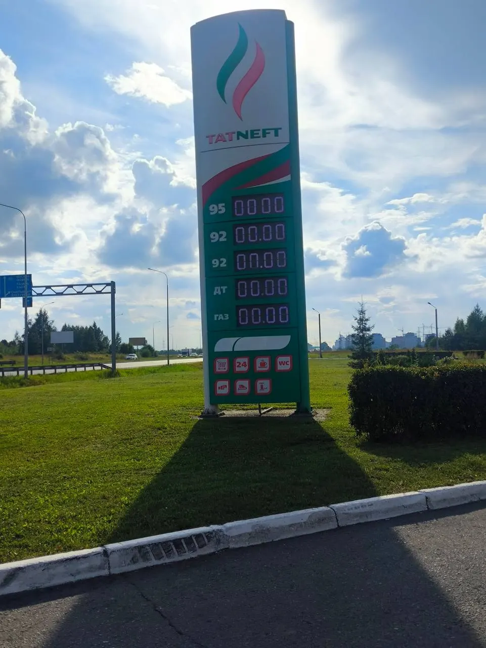 Дефицит и резкий рост цен на топливо: в Чебоксарах подняли тарифы на прогулочные рейсы по Волге, ночью атакован Ярославский НПЗ, а российские компании обращаются к индийским НПЗ с просьбой увеличить поставки бензина.