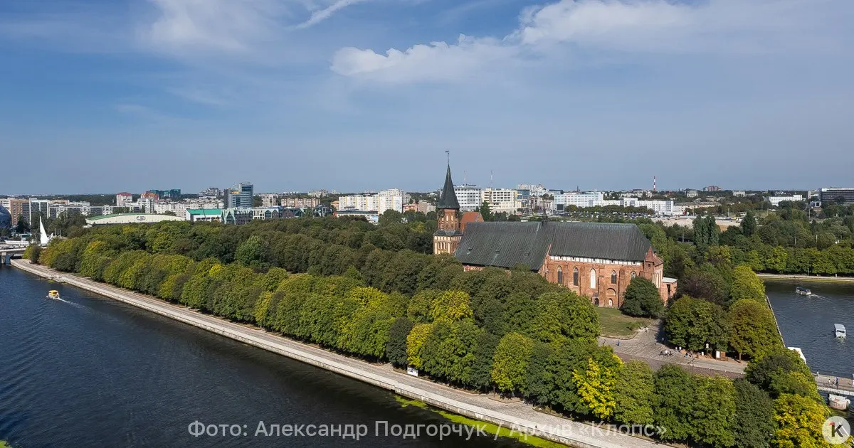 Облачно с прояснениями, без осадков; +22…+27 °C, ветер северо‑западный/северный 3–7 м/с, видимость 4–7 км.