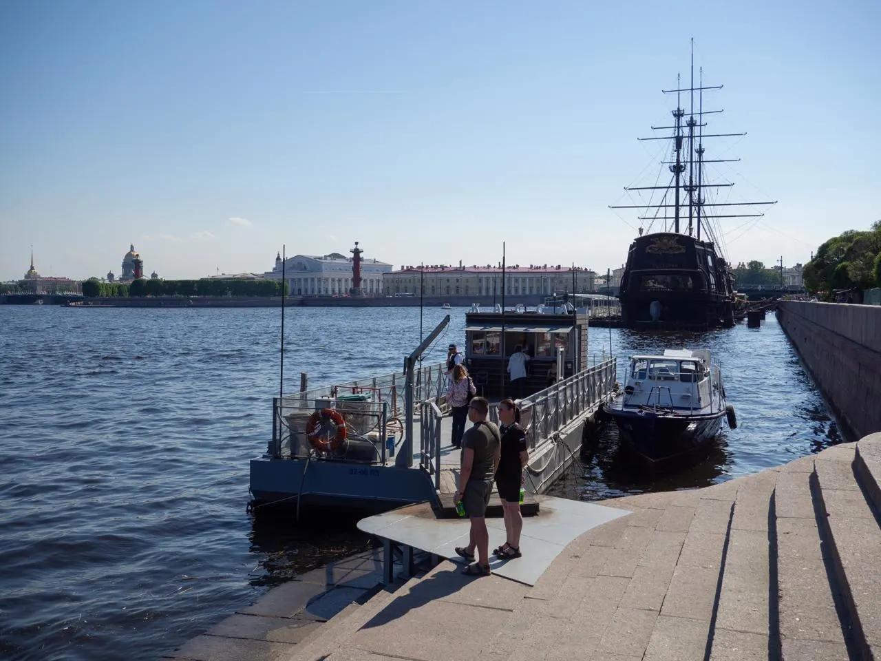 На плавучих АЗС в Петербурге вводят лимиты и растут очереди — владельцы лодок без машин не могут дозаправиться и вынуждены искать перекупщиков или покупать бензин в канистрах по завышенным ценам.