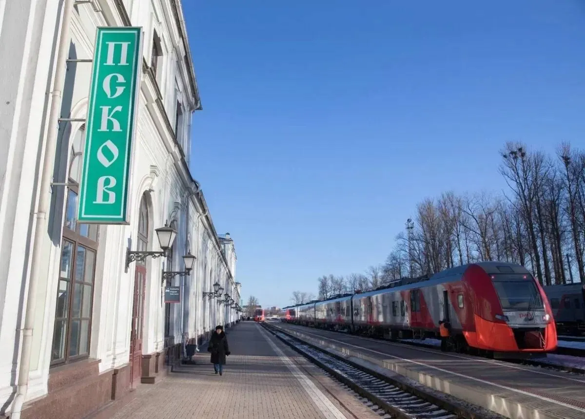 Депутат направил запрос в Федеральную пассажирскую компанию с просьбой увеличить составы на поездах Псков — Санкт‑Петербург и Псков — Москва и рассмотреть назначение дополнительных рейсов из‑за дефицита билетов в пиковые периоды.