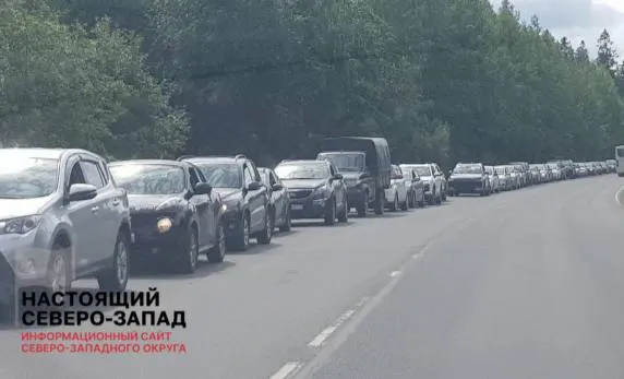 Автомобилисты республики обратились к властям с требованием прекратить топливный коллапс: в петиции просят обеспечить поставки топлива, отменить лимиты и проверить рост цен. Дефицит затронул Петрозаводск и несколько районов.