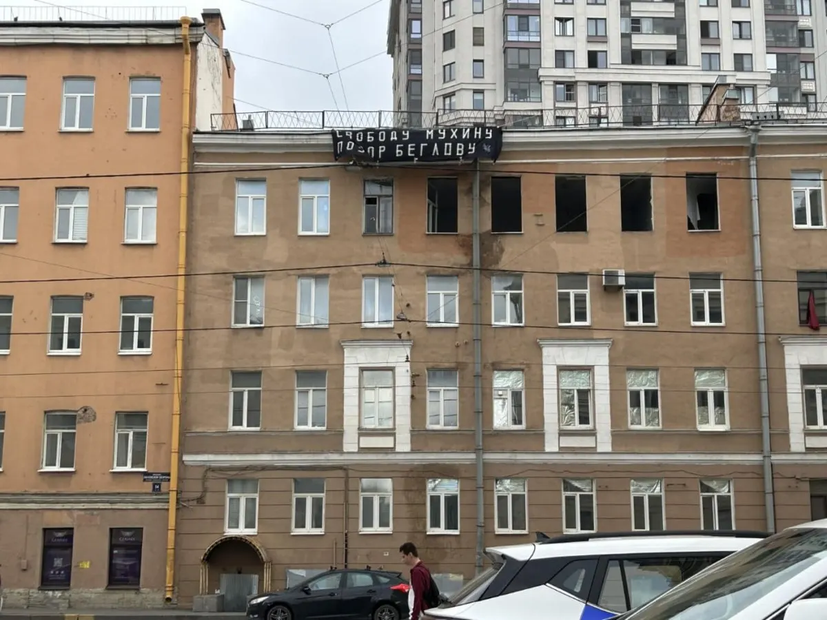 На проспекте Обуховской Обороны активисты разместили транспарант «Свободу Мухину, позор Беглову». Ранее Мухина задержали и дали 10 суток по обвинению в демонстрации «экстремистской» символики.