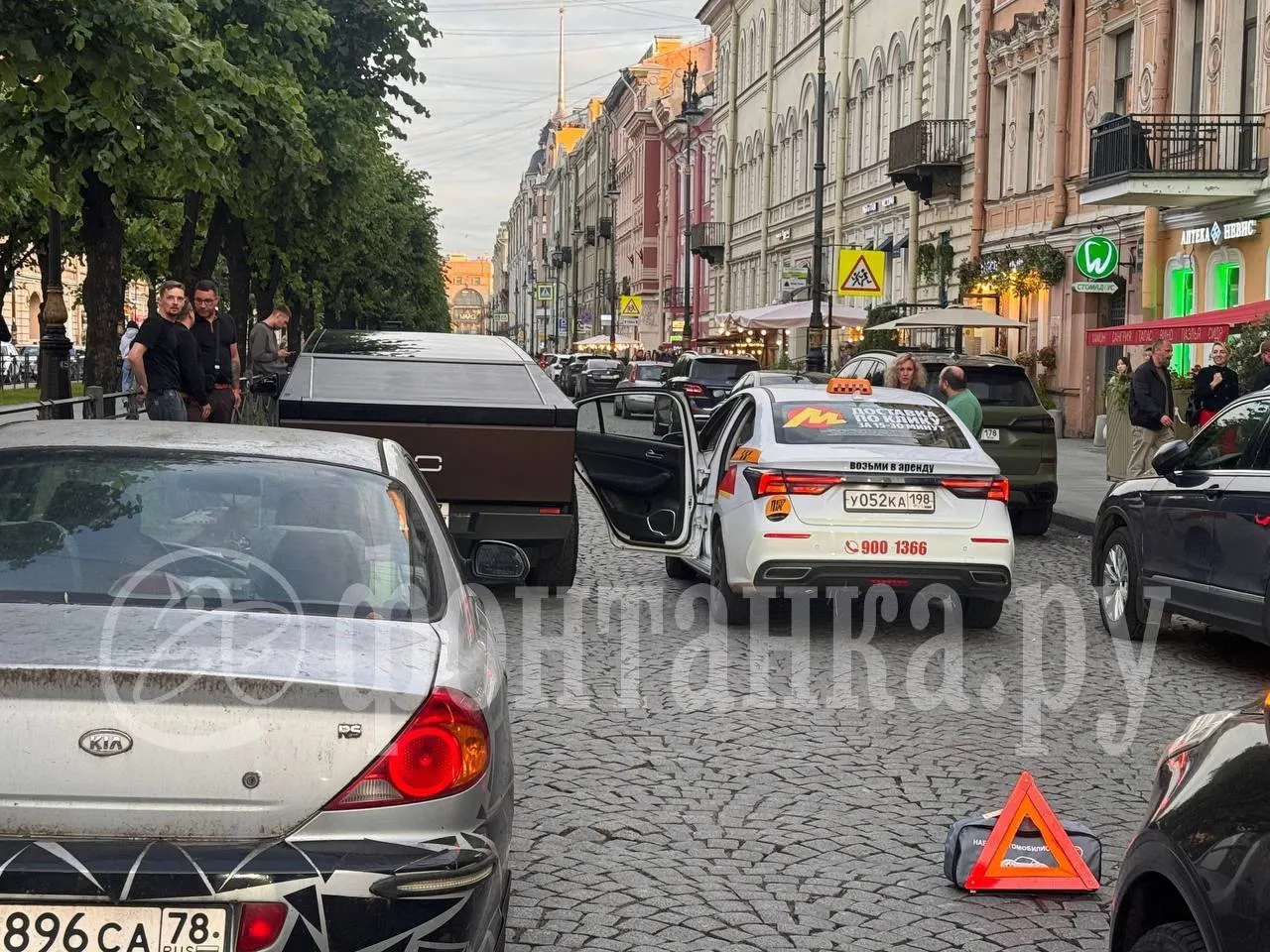 Электрокар задел заднюю дверь такси на Большой Конюшенной в Петербурге, в результате образовалась пробка — инцидент попал на видео очевидца.
