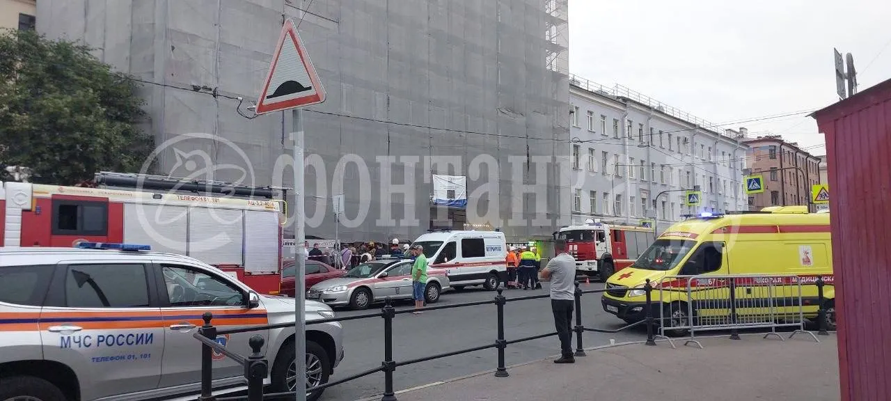 В доме на Сытнинской улице обрушились перекрытия на первом этаже — повреждена площадь около 35 кв. м, жильцов вывели на улицу, на месте работают спасатели.