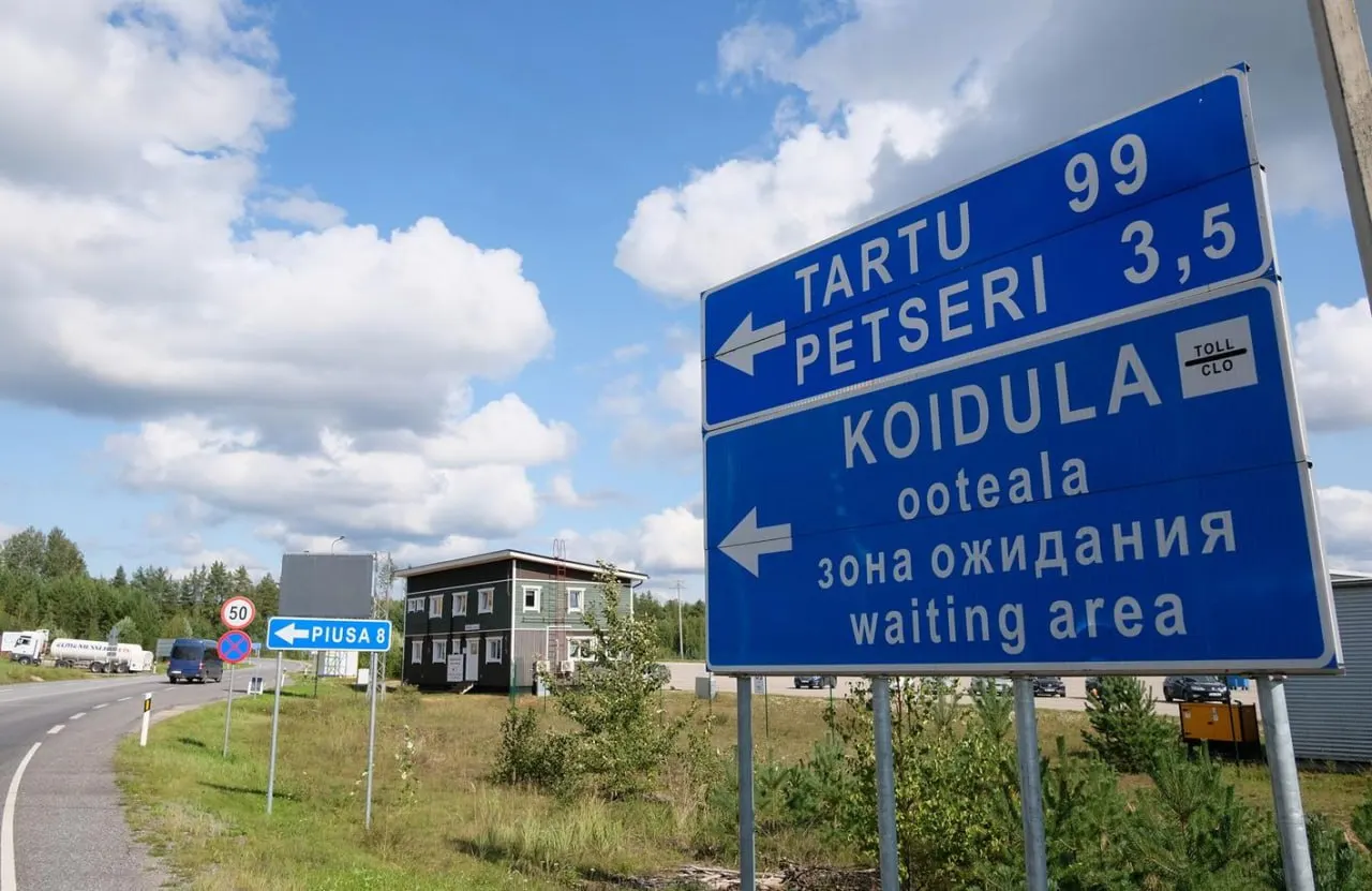 На КПП Койдула россиян мужского пола в возрасте 18–52 лет начали вызывать на многочасовые беседы; особое внимание — к владельцам ВНЖ и вторых европейских паспортов.
