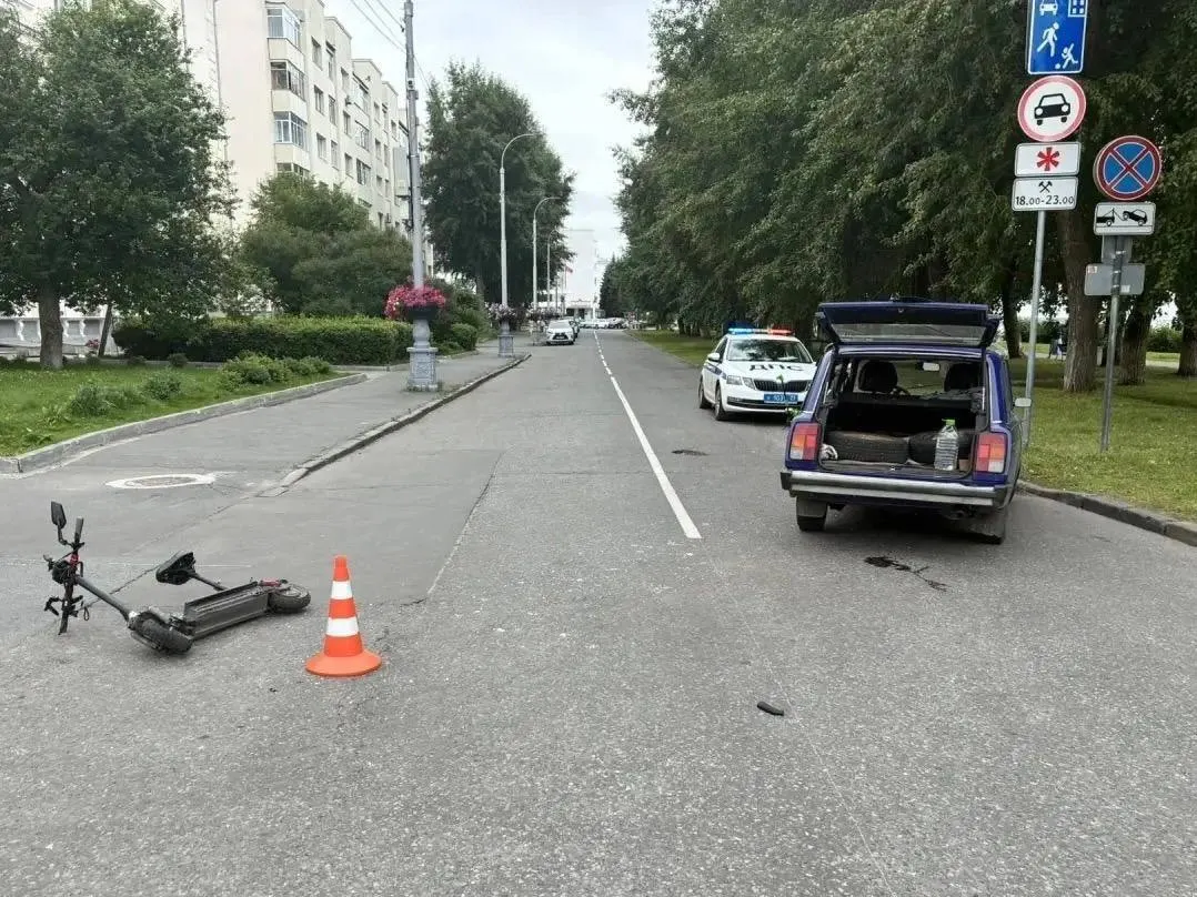 Утром на улице Северных конвоев водитель ВАЗ при повороте не уступил дорогу электросамокату. Самокатчик — без прав и шлема — госпитализирован; ему грозит штраф.