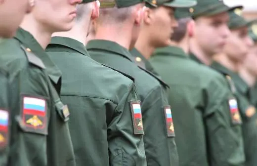 Правительство поддержало законопроект, разрешающий отправлять срочников на службу в пожарные подразделения МЧС — мера призвана сократить нехватку персонала в ведомстве.