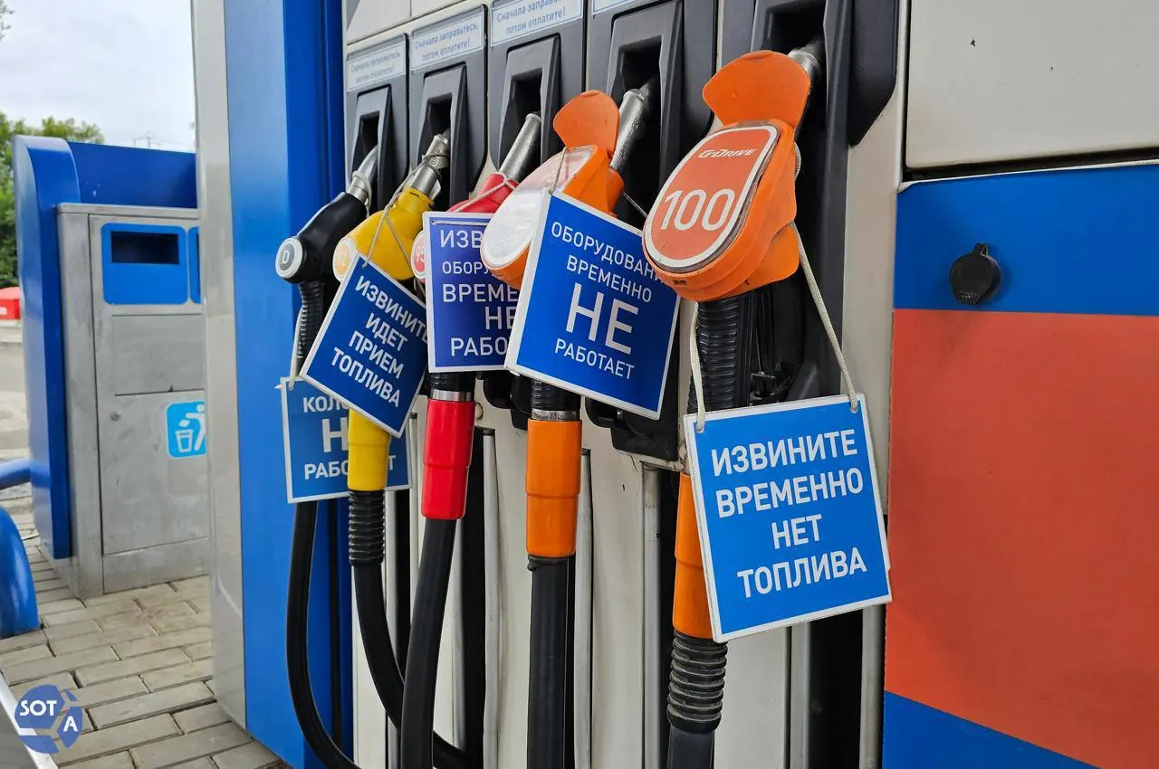 Медианные цены на бензин в России выросли за год в среднем на 20–32% в зависимости от марки. Аналитики отмечают структурный дефицит и прогнозируют, что заметного снижения стоимости топлива в ближайшие недели не будет.