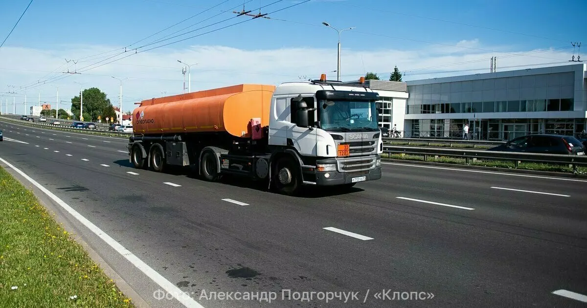 Компания вновь продаёт АИ‑92 на всех 35 своих заправках в регионе. При этом введены лимиты: до 30 литров бензина и до 100 литров дизеля; власти отмечают снижение спроса и очередей.