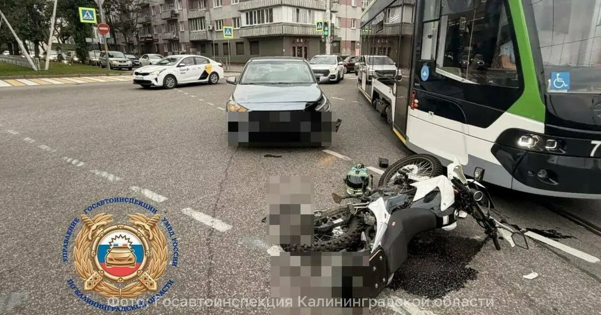 Авария произошла у Южного вокзала на перекрёстке Ленинского проспекта и площади Калинина. По данным региональной Госавтоинспекции, 26 июля водитель мотоцикла стал виновником столкновения и был доставлен в больницу.