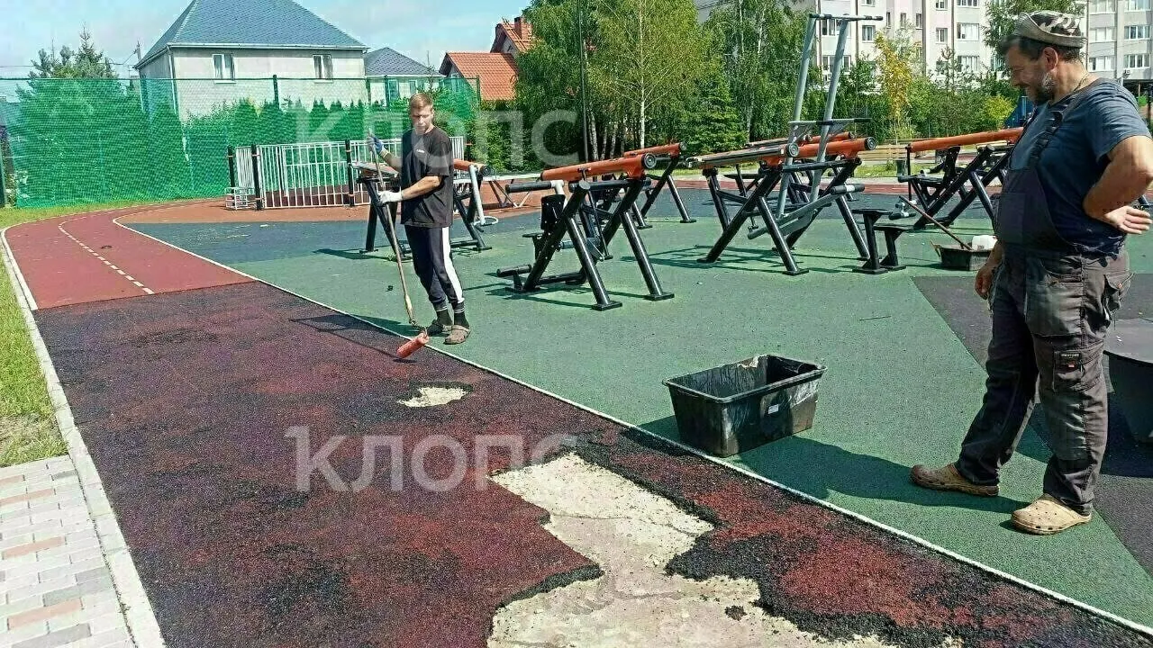 На Северной горе рабочие при ремонте спортплощадки обнаружили следы неоднократных попыток поджога резинового покрытия. Местные требуют установить видеонаблюдение и наказать виновных.