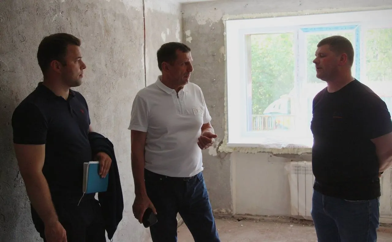 Проверка выявила незаконные дополнительные соглашения: цена контракта выросла с 165,8 до 268 млн рублей, сроки сдвинулись с ноября 2025 на ноябрь 2026. Материалы направлены для возбуждения административного дела.