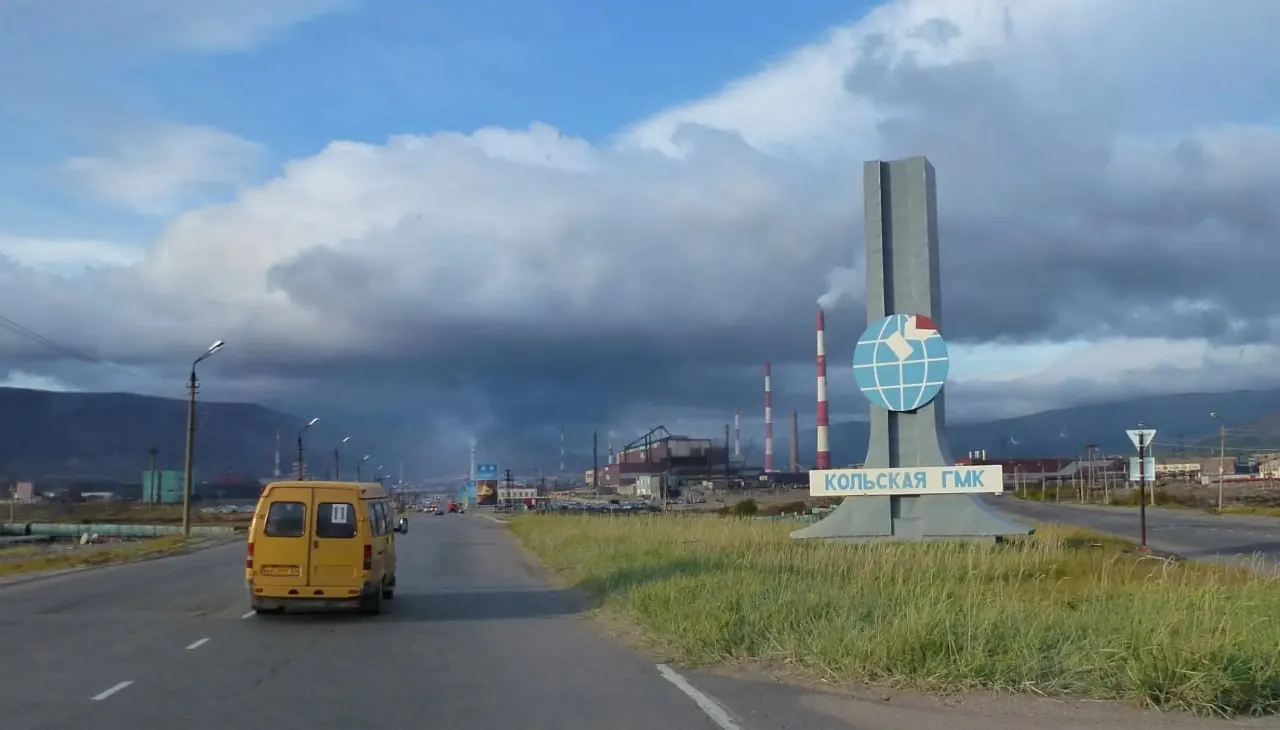 Переработку до 40% мирового палладия планируют сосредоточить в Мончегорске с июля 2026 года. Финские экологи опасаются роста выбросов в приграничных районах; компания утверждает, что модернизирует производство с современными системами очистки. В Норильске сообщают о закрытии медного завода и переносе плавки в Китай.