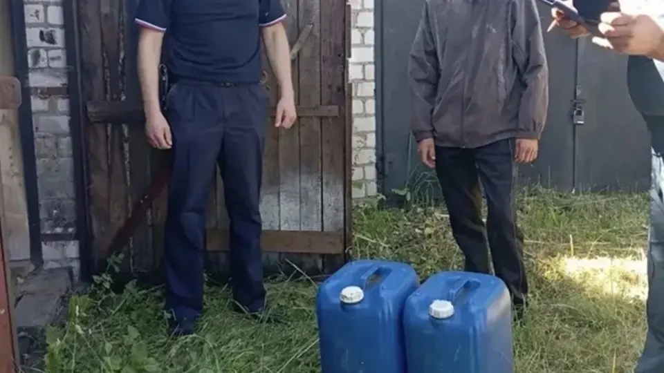 Власти организовали рейды по домам и гаражам — у нарушителей составляют протоколы за хранение крупных запасов бензина. Поставки топлива частично выравниваются, но дефицит сохраняется в ряде районов.