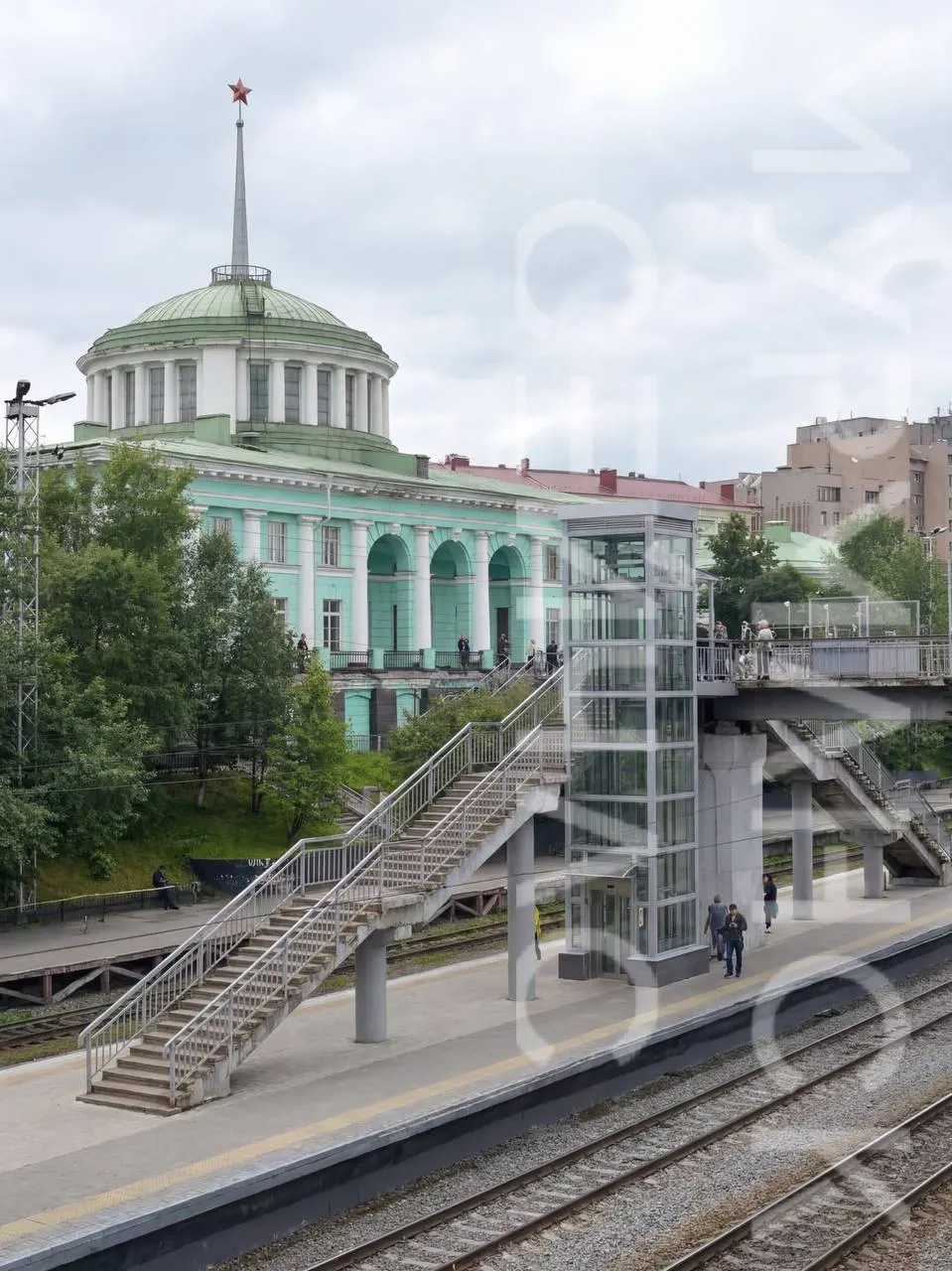 После жалобы жительницы РЖД рассматривает установку лифта на платформе №2; сначала выберут производителя и найдут финансирование. Параллельно планируют оборудовать пандусы до 2030 года.