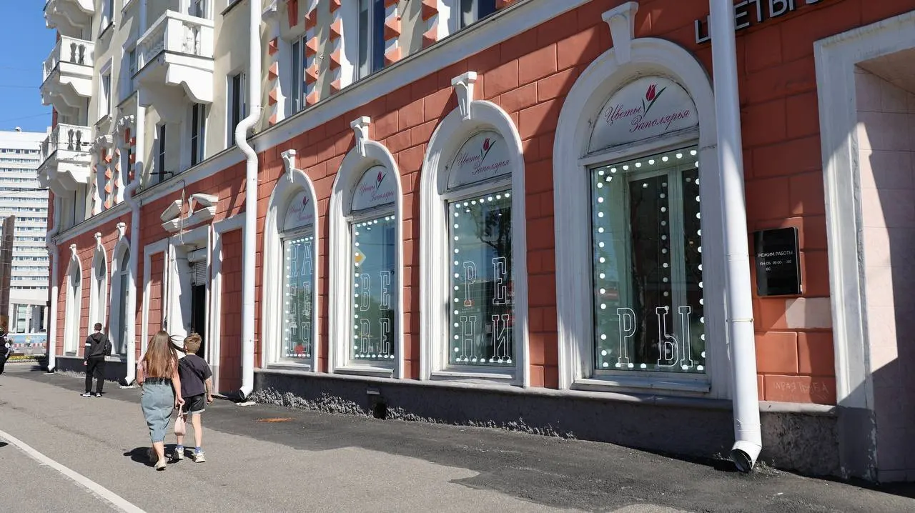 В нескольких торговых точках Мурманска появились новые магазины сувениров: одна лавка заняла бывшее помещение цветочного магазина на проспекте Ленина, еще точки открылись в торговых центрах и в районах города.