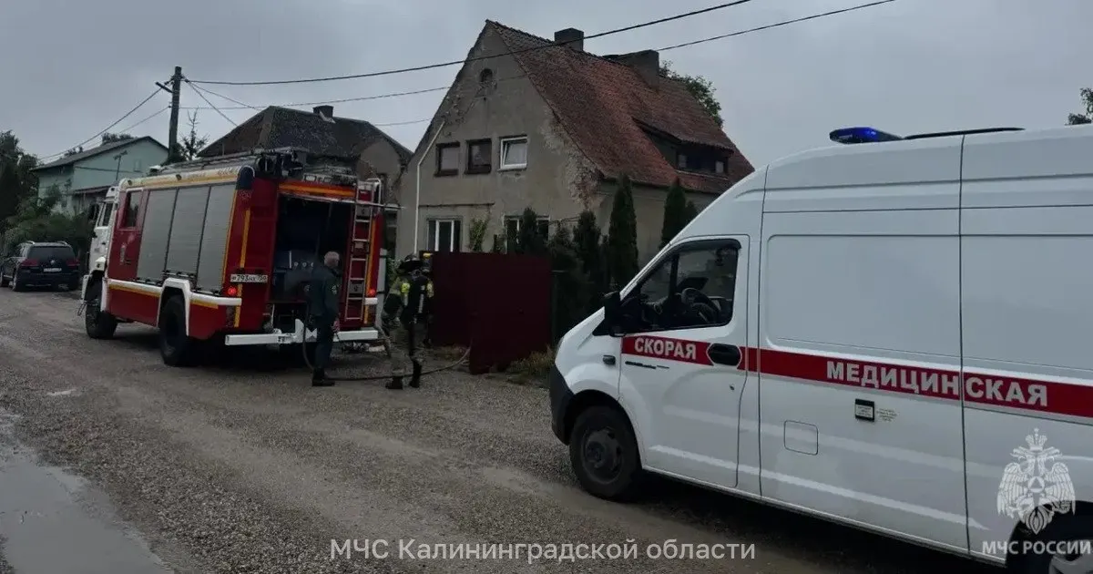 Пожарные, прибывшие тушить горящий дом в Черняховском округе Калининградской области, обнаружили в помещении погибшего мужчину. Причину возгорания выяснят органы дознания.