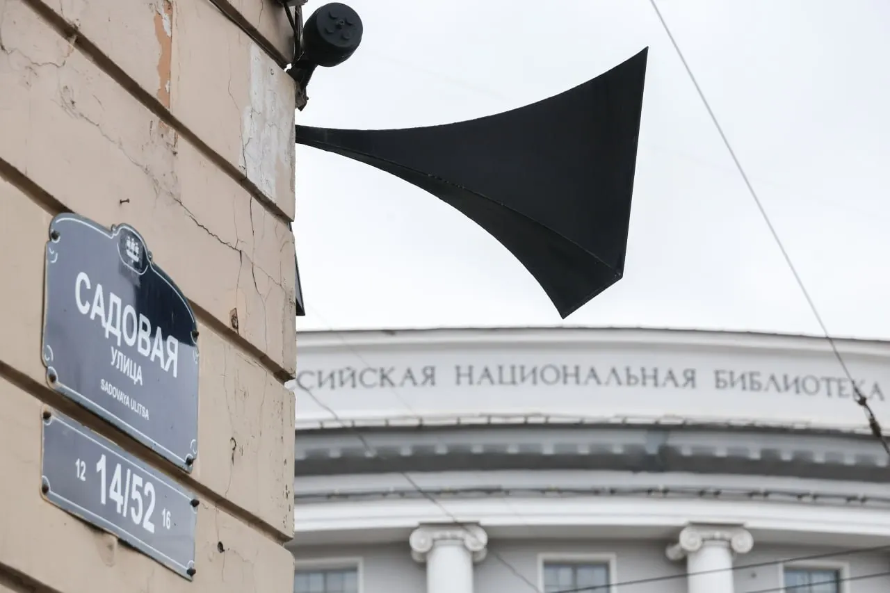 Власти объясняют молчание сирен стремлением не сеять панику и выборочностью оповещений — сигналы включают не всегда и не везде. В отдельных районах сирены всё же звучали локально; МЧС разъясняло, как действовать при сигнале "Внимание всем!".