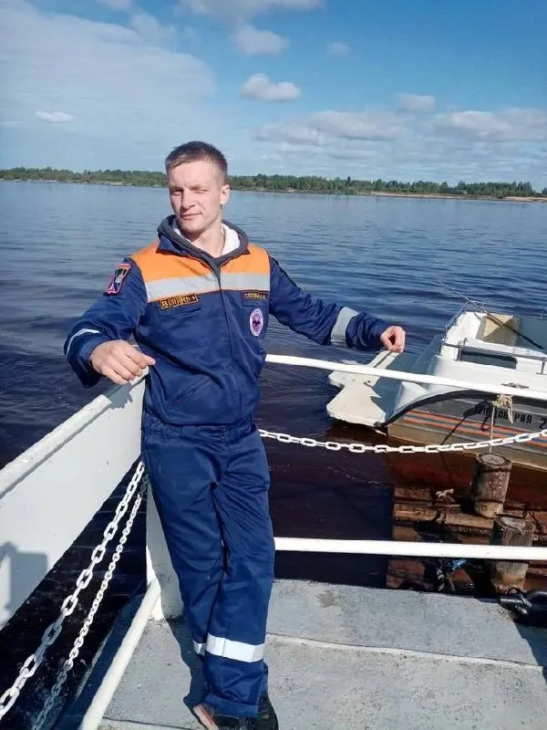 Мужчина на моторной лодке услышал крики, добрался до женщины и помог ей доплыть до берега — по словам свидетелей, её удерживал сожитель. Спасателя планируют наградить.